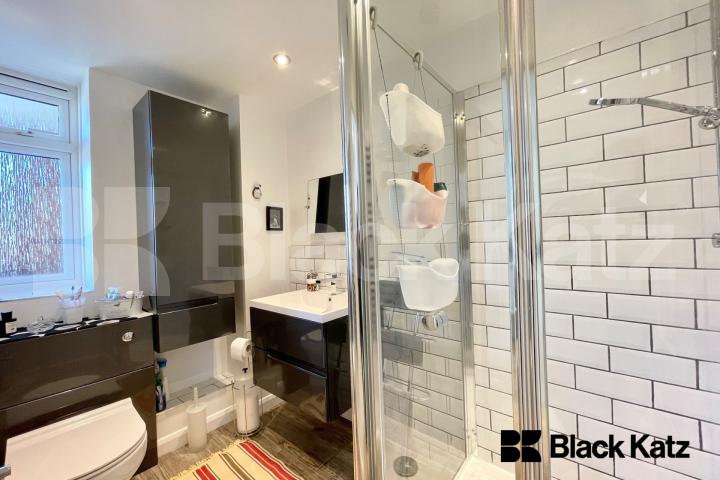 			Under Offer, 3 Bedroom, 1 bath, 1 reception Apartment			 Enid Street, Bermondsey